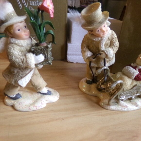 2004 set of 2 winter promenade figures. - Picture 1 of 4